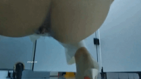 商场女厕 近距离偷拍漂亮白裤子少妇的大黑B. (1).gif